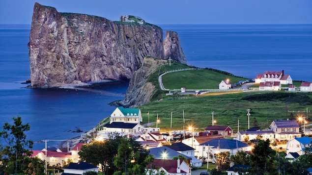 La ville de Percé avec le Rocher Percé en arrière-plan.