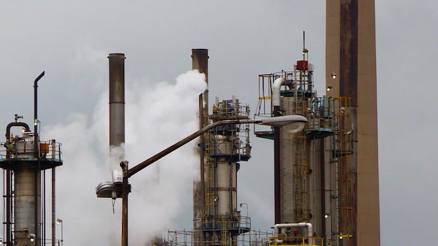 Chimeneas lanzan humo.