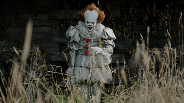 Bill Skarsgård incarne le clown Pennywise dans <i>It</i>, d'Andy Muschietti