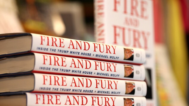 Une pile de livres posés à l'horizontale, sur lesquels on peut lire « Fire and Fury », sont photographiés dans un magasin. Près de cette pile se trouve un autre livre « Fire and Fury » qui est posé à la verticale. 