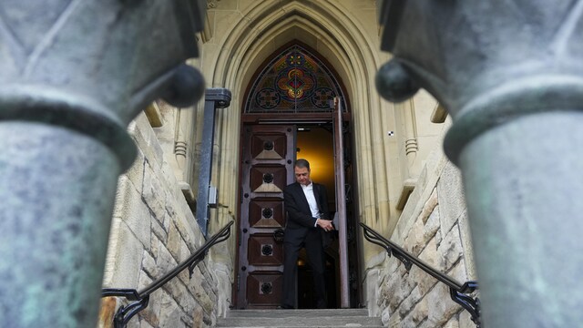 Anthony Rota ouvre une porte du parlement à Ottawa.