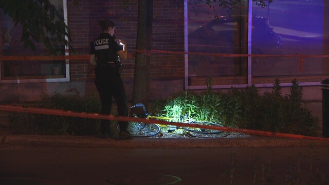 Une policière inspecte le vélo.