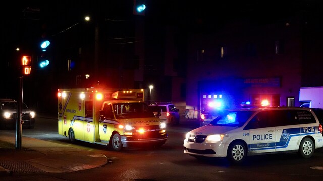 Une ambulance et une autopatrouille sur les lieux d'une agression armée à Montréal.   