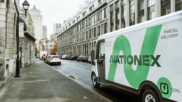 Un camion électrique de Nationex stationné dans une rue de Montréal.