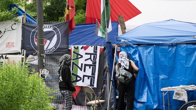 Des partisans entrent dans le campement de protestation propalestinien sur le campus de l'Université UQAM, à Montréal, le lundi 27 mai 2024.