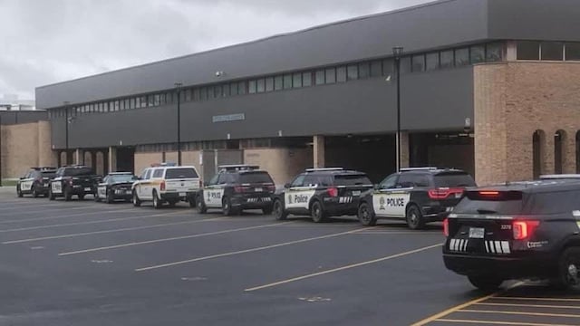 La Sûreté du Québec a procédé à une opération policière après avoir été alerté que des jeunes possiblement armés avaient l'intention d'entrer à l'école secondaire Monseigneur-Euclide-Théberge de Marieville.