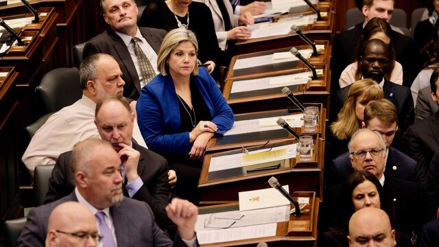 Andrea Horwath, entourée de ses collègues masculins à l'Assemblée législative.