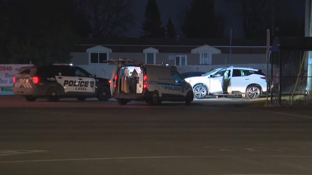 Des véhicules de police devant une maison.