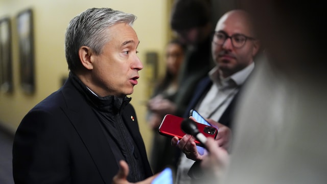 François-Philippe Champagne en mêlée de presse.