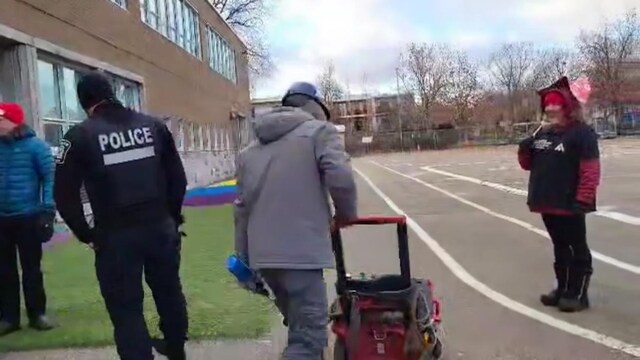 Le Service de police de la Ville de Montréal a dû intervenir dans certaines écoles après que des travailleurs de la construction ont traversé des lignes de piquetage de professeurs en grève générale illimitée.