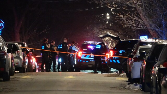 Des policiers sont attroupés autour d'un véhicule du Service de Police de la Ville de Montréal (SPVM).