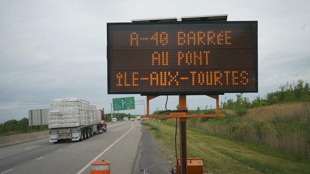 Un panneau près de l'autoroute signalant la fermeture de celle-ci au pont de l'île-aux-Tourtes.  