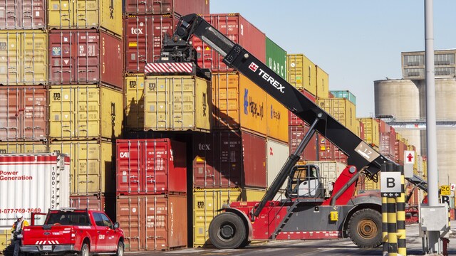 Des conteneurs au port de Montréal.