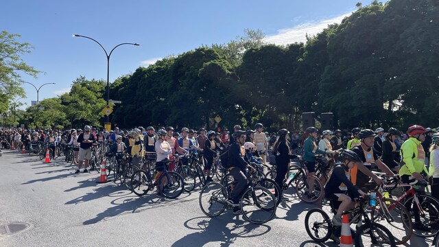 Une longue file de gens à vélo.