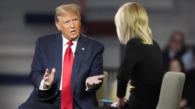 Donald Trump, gesticulant, parle à Laura Ingraham, dont on ne distingue pas le visage.