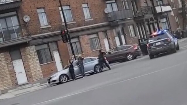 Les policiers du SPVM mettent en joue des personnes dans un véhicule.