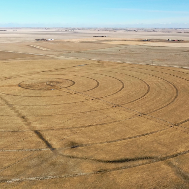 Cercles tracés dans un champ par la rotation d'un système d'irrigation.
