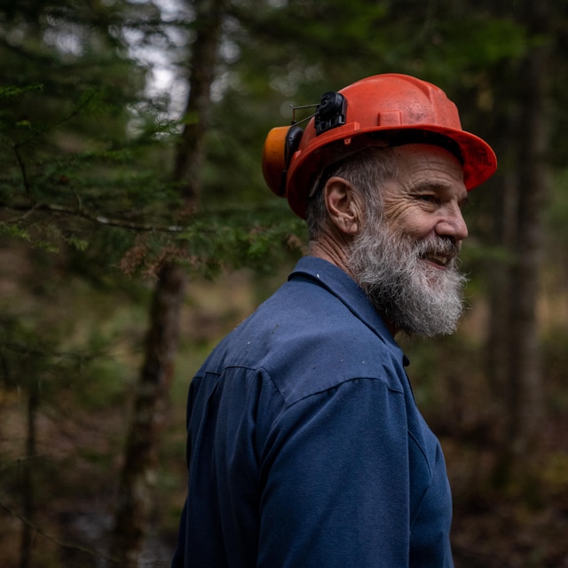 Un travailleur forestier.