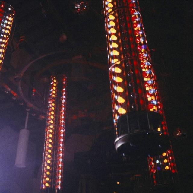 Système de lumières en colonnes sur la piste de danse d'une discothèque.