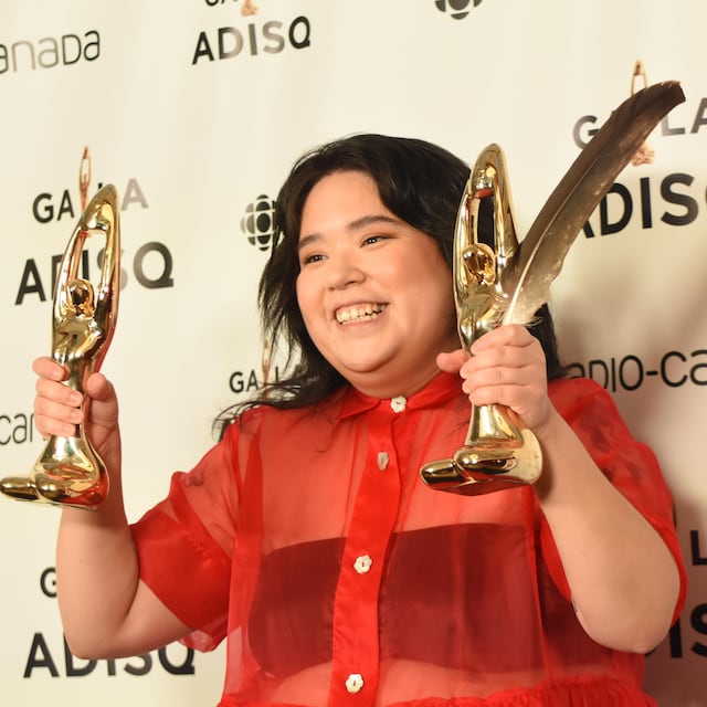 L'artiste pose sur le tapis rouge avec ses deux trophées. 