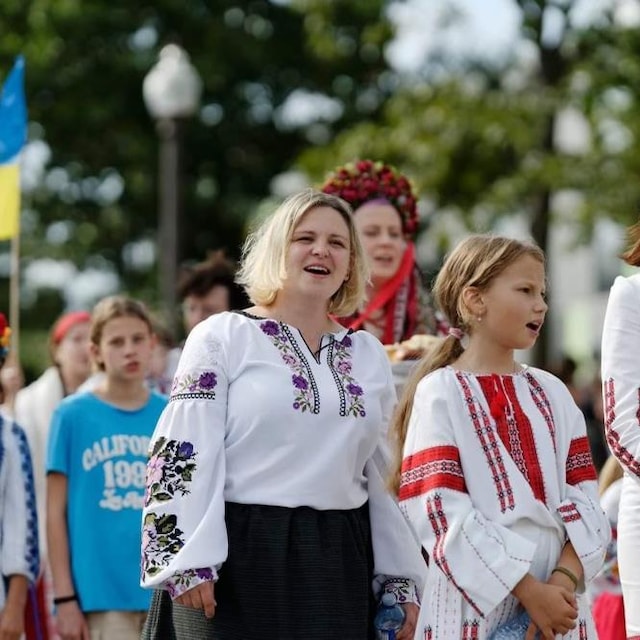 Des ressortissantes ukrainiennes défilent en vêtements traditionnels