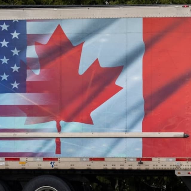Des drapeaux du Canada et des États-Unis qui sr fondent l'un dans l'autre.