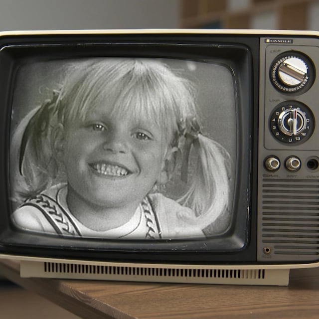 Une jeune fille dans une vieille télé.