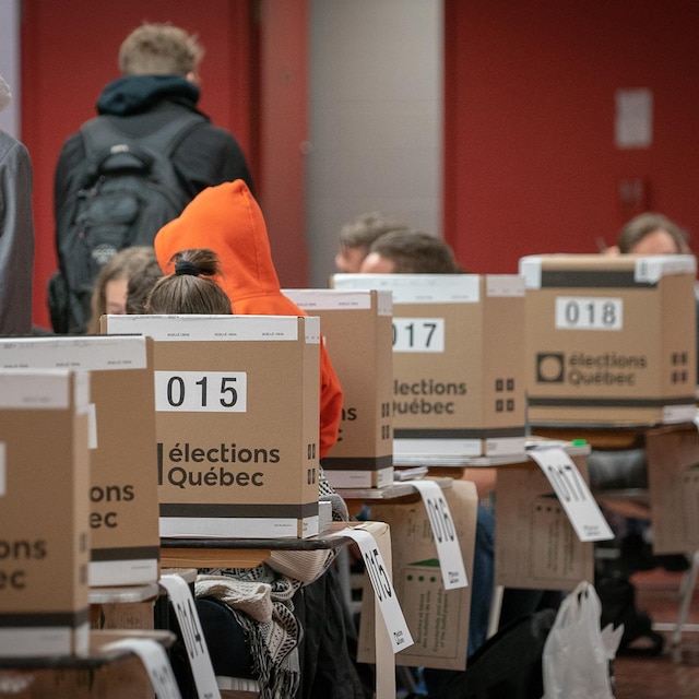Des urnes.