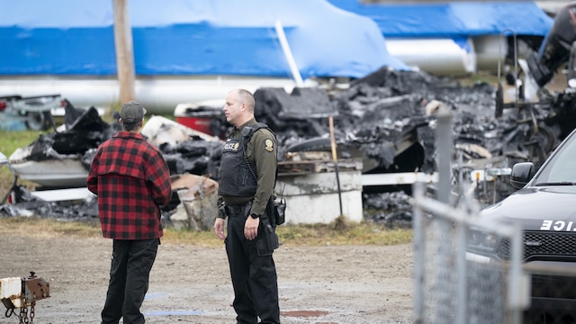 Un homme discute avec un policier de la Sûreté du Québec.