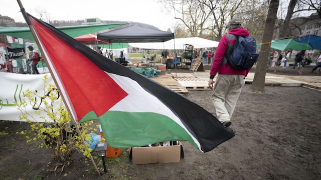 Un drapeau palestinien devant des tentes.