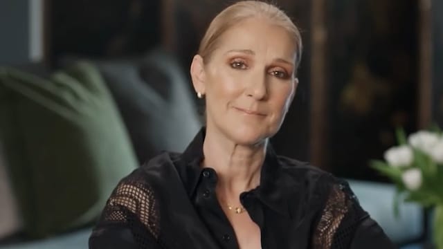 Céline Dion regardant l'objectif de la caméra qui la filme, dans sa vidéo publiée sur Instagram.