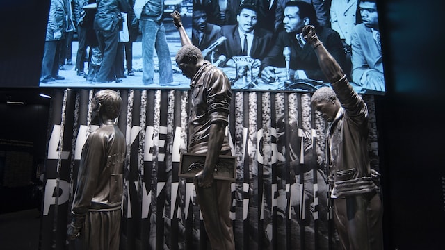 Des statues des athlètes Tommie Smith et John Carlos, qui ont levé leur poing au ciel sur le podium aux Jeux olympiques de Mexico, en 1968, pour protester contre la situation des Afro-Américains.