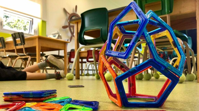 Des jeux à terre dans une salle de classe.