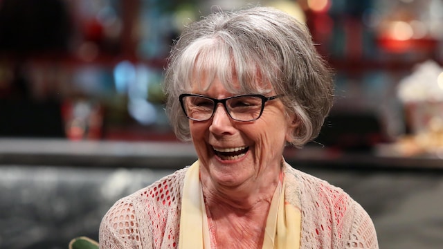 Béatrice Picard rit pendant une entrevue.