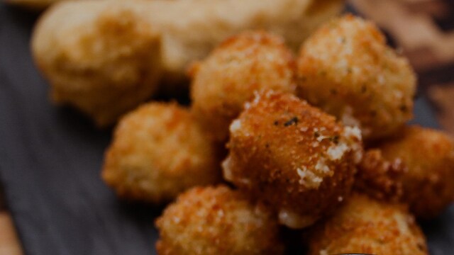 Des croquettes de fromage accomagnées d'une sauce au yogourt aux herbes.