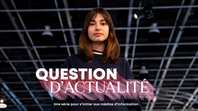 Estelle Fournier a les mains dans les poches. On voit le logo de Question d'actualité - Une série pour s'initier aux médias d'information.