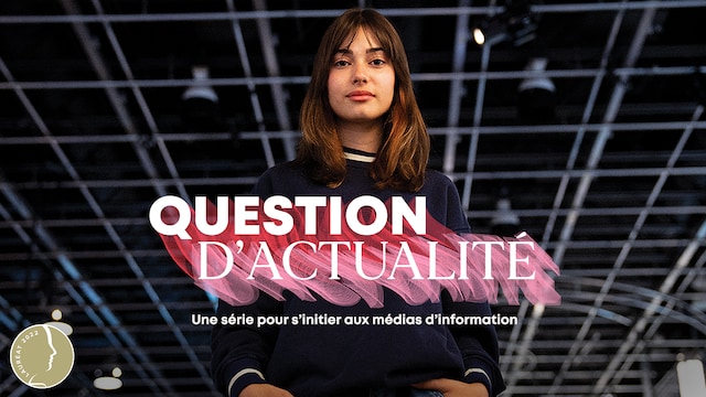 Estelle Fournier a les mains dans les poches. On voit le logo de Question d'actualité - Une série pour s'initier aux médias d'information.