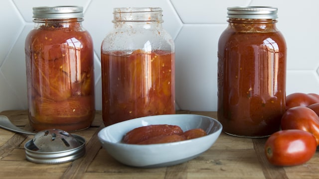 Sauce tomate et tomates entières dans des pots Masson.
