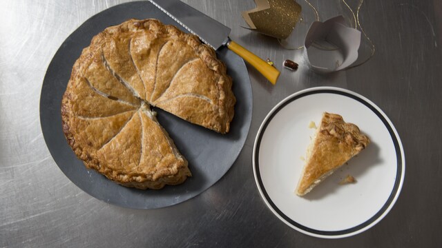 Un morceau de galette est coupé et mis dans une assiette.