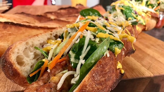Le sandwich est garni de salade de chou et de moutarde