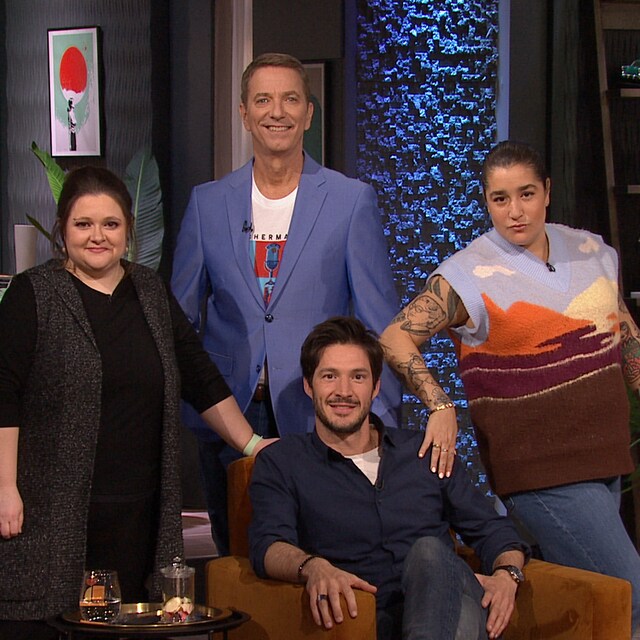 Patrice L'Ecuyer pose avec Gabrielle Garand qui joue avec Eric Bruneau et Mariana Mazza.