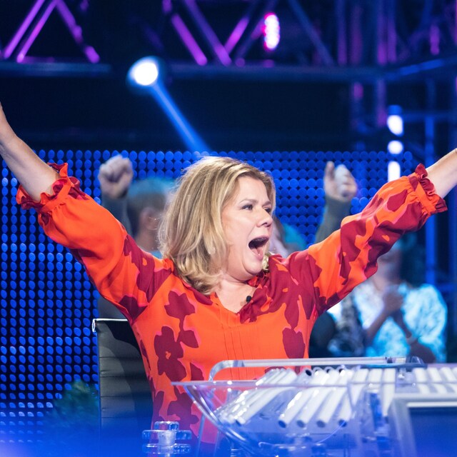 Marina Orsini ouvre les bras vers le ciel en signe de joie devant Stéphane Bellavance sur le plateau de Au suivant.
