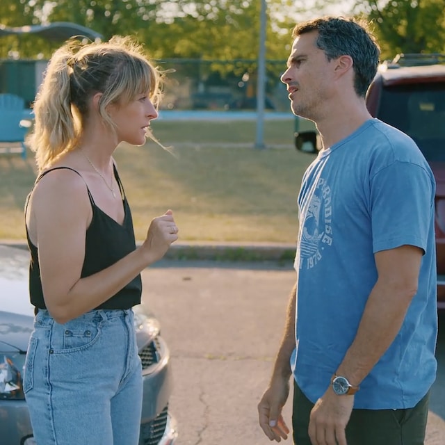 Isabelle (Christine Beaulieu) et Jean-François (Patrick Hivon) discutent face à face dans un stationnement.