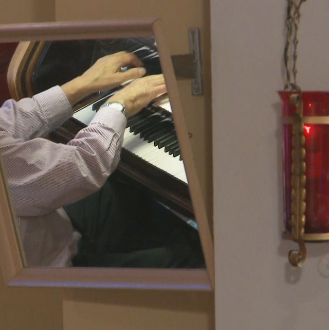 Main d'un homme qui joue de l'orgue