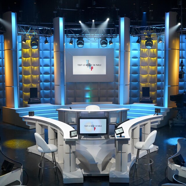 Un studio télé avec le décor de l'émission Tout le monde en parle