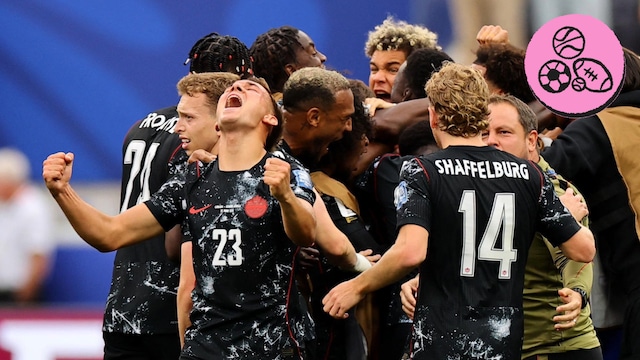 Des joueurs célèbrent la victoire.