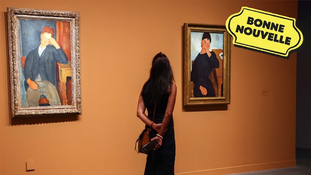 Une femme regarde deux tableaux d’Amadeo Modigliani dans un musée, à côté du logo « Bonne nouvelle » de MAJ. 
