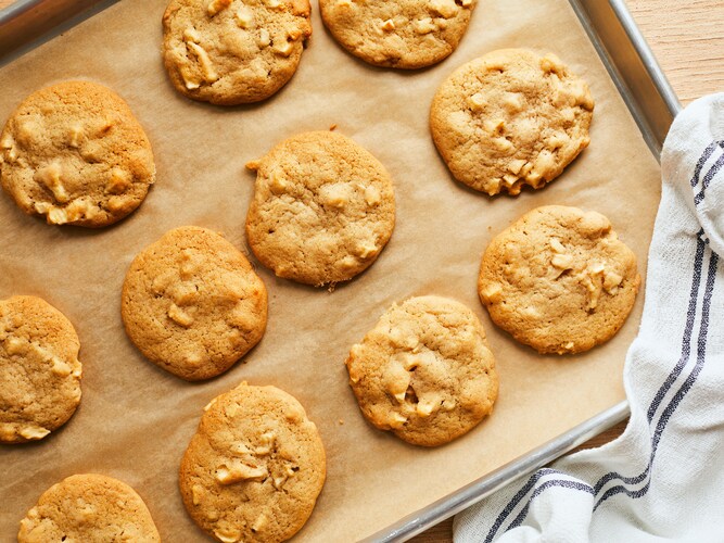 Des biscuits aux pommes sur une plaque à cuisson.