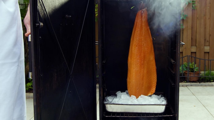 Un fumoir à froid qui contient une pièce de saumon cru.