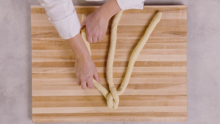 Trois morceaux de pain sont placés en éventail et leurs extrémités se touchent. 